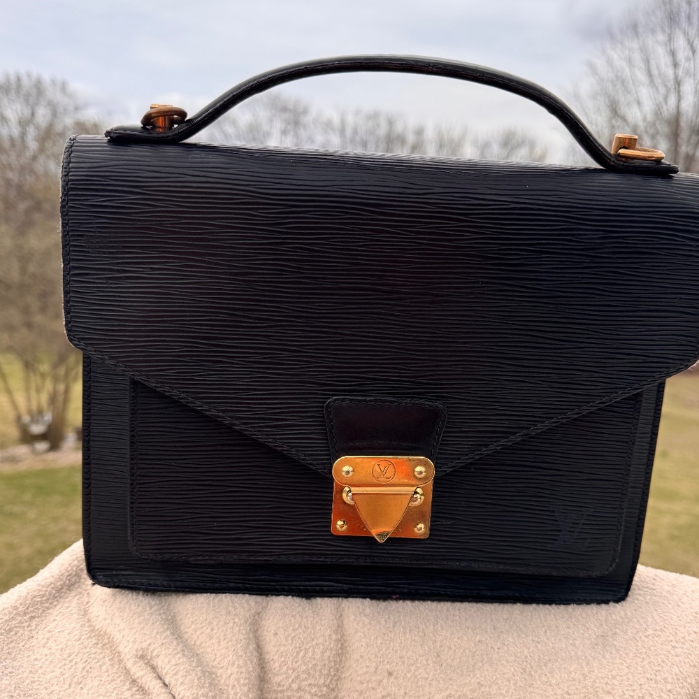 BLACK HANDBAG